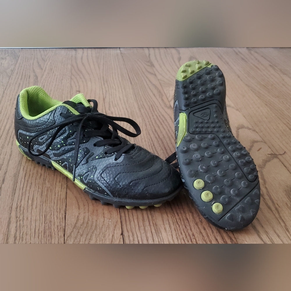 Tiebao Kids Indoor Soccer Shoes Black and Green Size 3.5